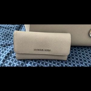 Michael kors purse with wallet